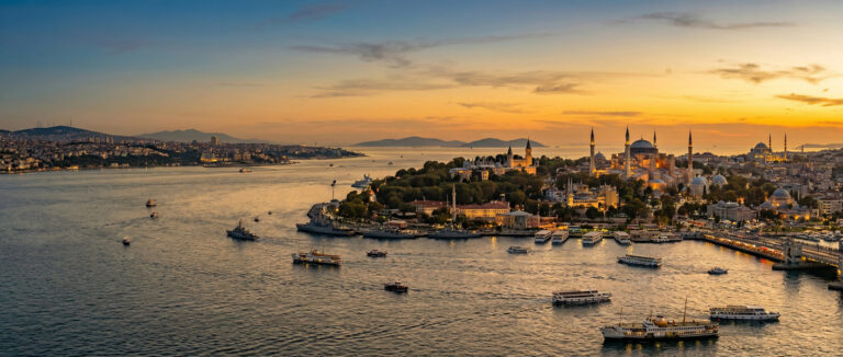 Weitblick auf Istanbul, bei dem die Küsten und die historische Silhouette der Stadt gleichzeitig zur Geltung kommen